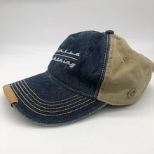 Потертая джинсовая бейсболка из неплотного хлопка с вышивкой от производителя