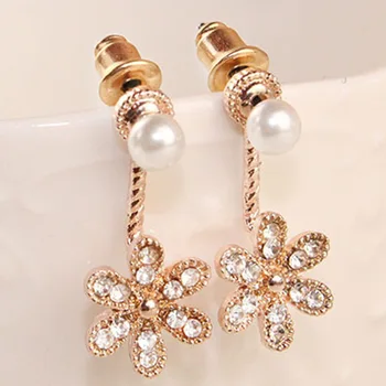 

Korean Version Of The New Jewelry Small Fragrance Lady Pearl Crystal Five-leaf Flower Wear Earrings Women's Earrings Wholesale