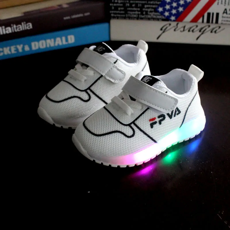 Модные светодиодный светящиеся детские кроссовки для мальчиков и девочек, повседневная обувь с подсветкой, нескользящая Мягкая Спортивная обувь для детей 1-5 лет - Color: White
