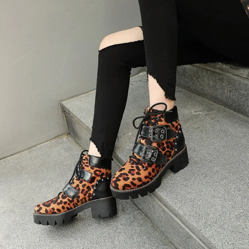Adputent/женские ботинки леопардовой расцветки; ботильоны в байкерском стиле на платформе и толстом каблуке; зимние женские ботинки на шнуровке с круглым носком и пряжкой
