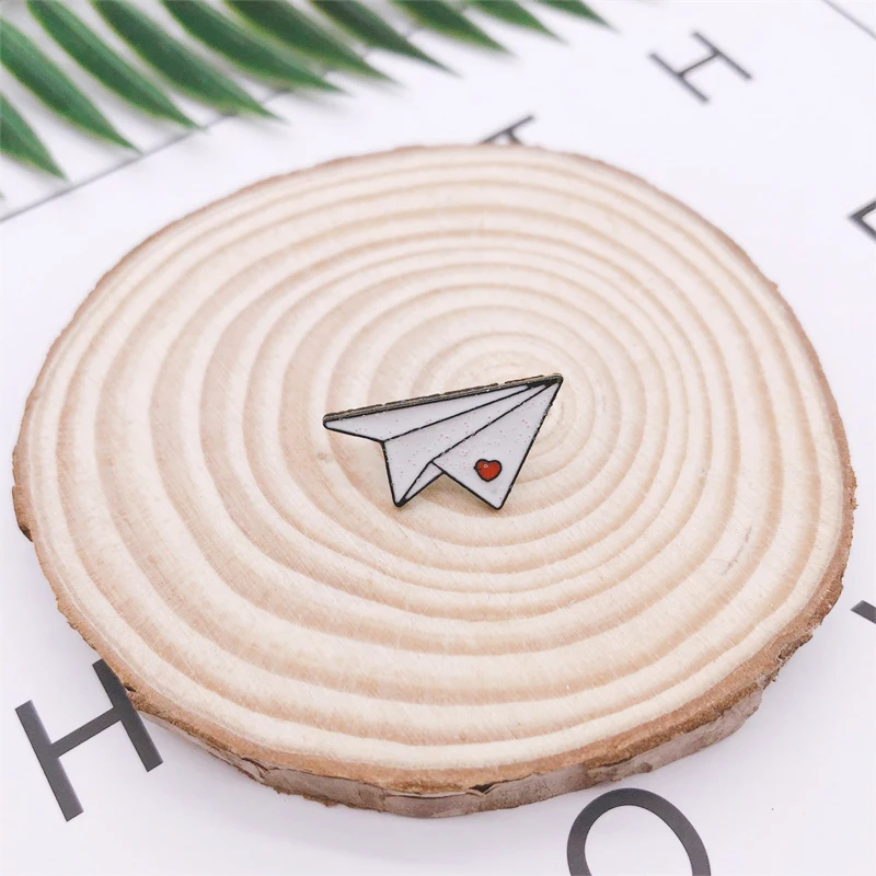 Мультяшная креативная Бумага самолет в форме сердца эмаль брошь детский значок из сплава джинсовая одежда сумка булавка милые ювелирные изделия подарок для ребенка