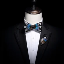 Новинка; ; модные мужские Природные Перья ручной работы с павлином; синие шелковые вечерние костюмы для жениха; комплект с галстуком-бабочкой для ночного клуба