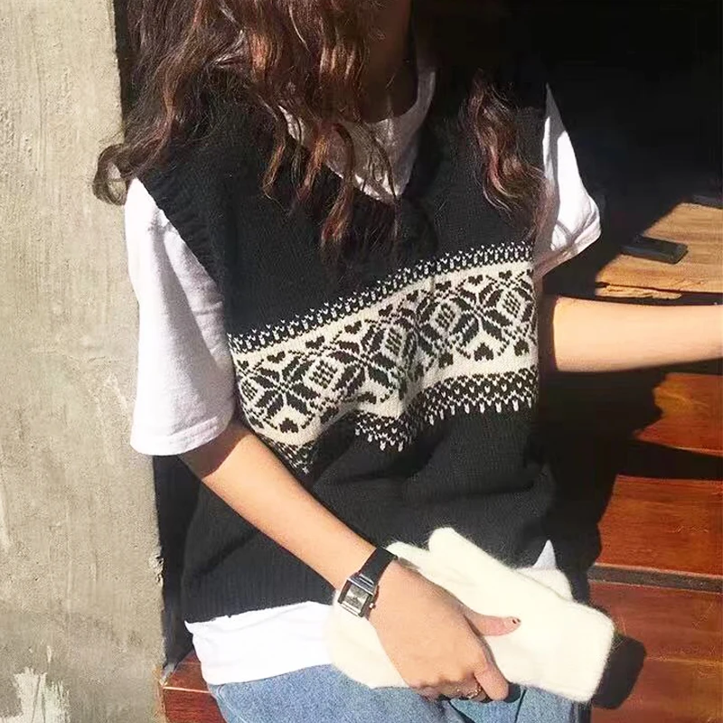 Вязаный женский жилет в винтажном стиле без рукавов с v-образным вырезом