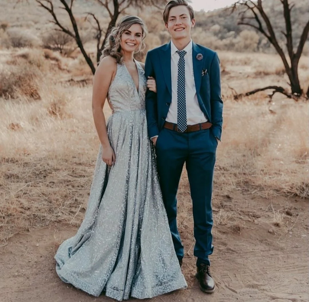 

Sexy Long Glitter V-Neck Prom Dresses with Pockets A-Line Court Train Criss Cross Back Robes De Mariée Party Gown For Women