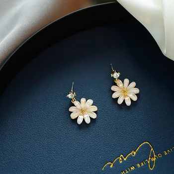 

Little Daisy Flower Ear Stud Women Sweet Elegant Earrings Earings Simple Apathy Ventilation