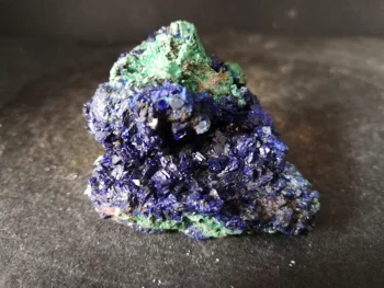 

77.6gNatural blue copper malachite is closely associated with each other