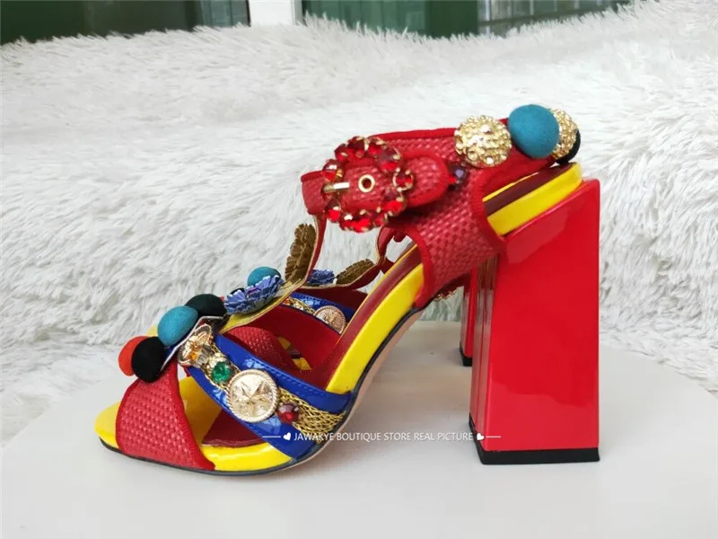 Племенная Мода; красные сандалии с помпонами и украшениями; обувь с цветочным узором на квадратном каблуке с открытым носком и Т-образным ремешком; пляжные сандалии