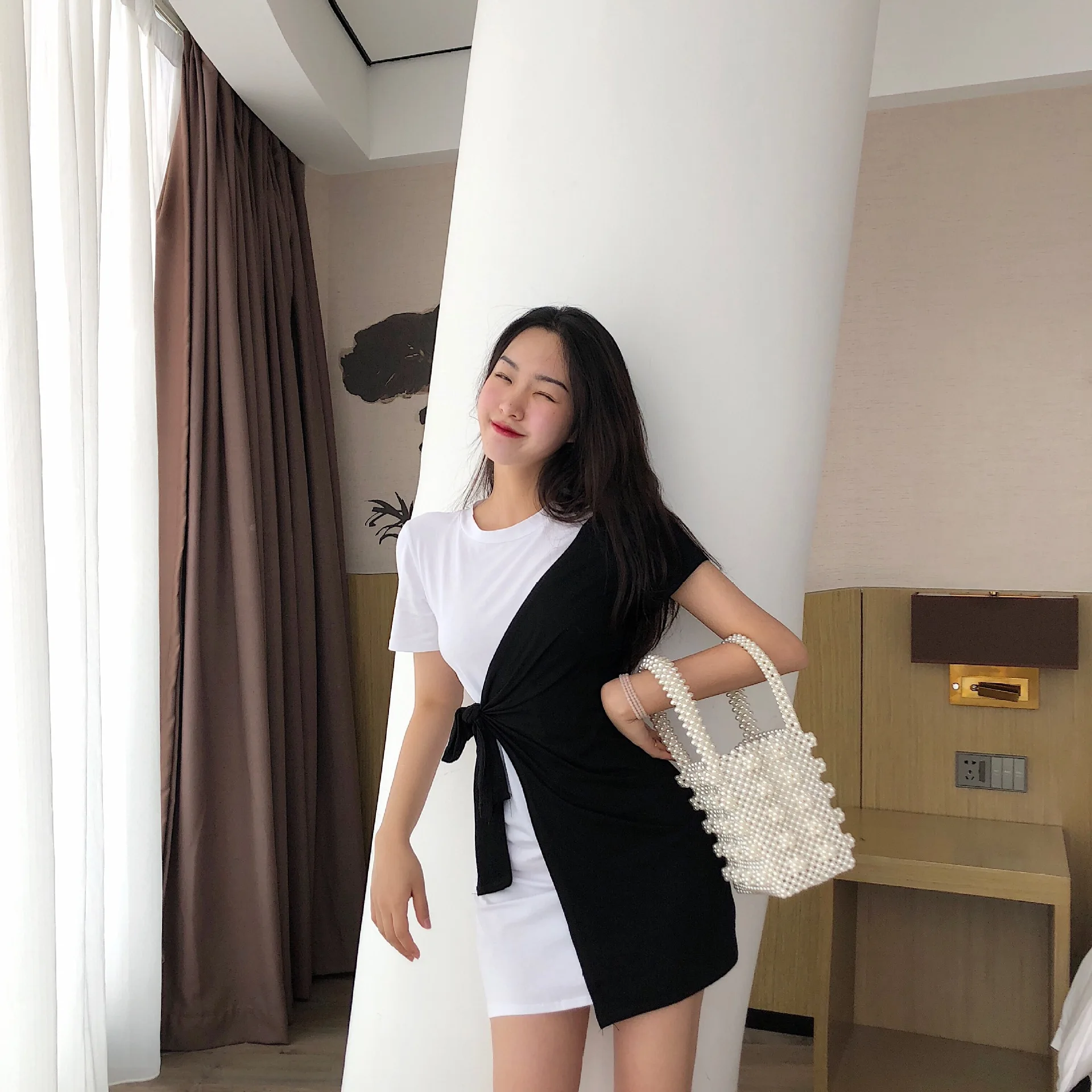 

Photo Shoot Hong Kong Flavor Black And White Stitching off-Shoulder Waist Hugging Slimming Mid-length Dress