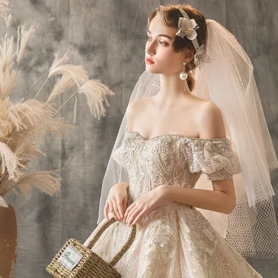 The princess fantasy bridal gown has a 