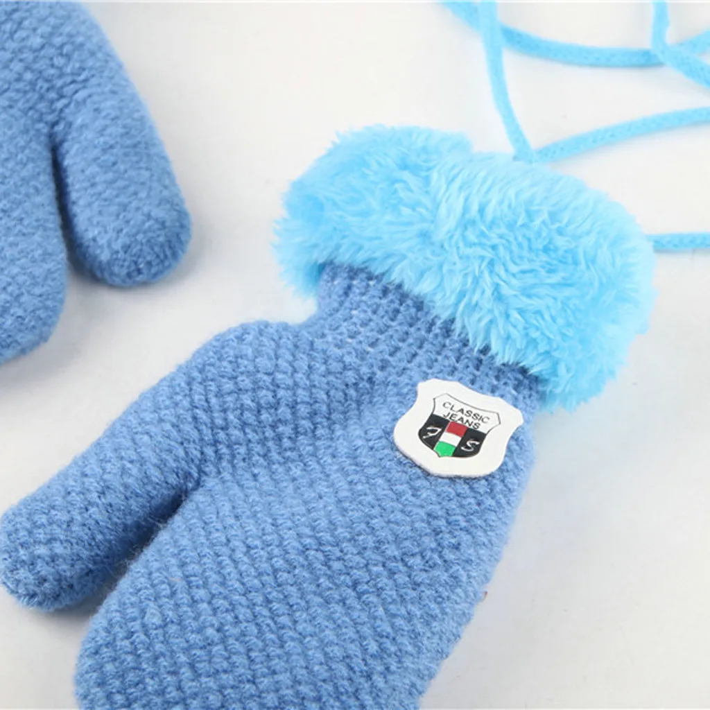 На зиму для маленьких мальчиков и девочек трикотажные перчатки теплые веревку полный митенки для пальцев перчатки для детей дошкольного возраста, висит перчатки с веревкой 9M35