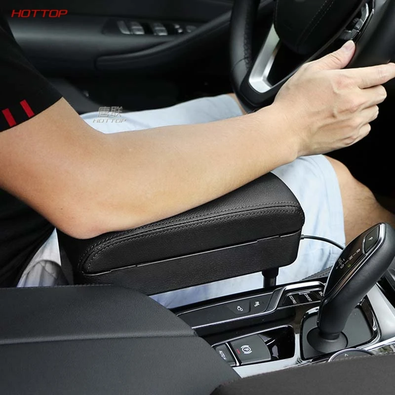 окно автомобиля. мужчина за рулем. какая машина у локтя. молодые люди в автомобиле. водитель в машине.