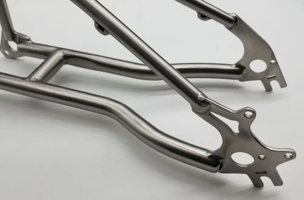 チタン製リアトライアングルはブロンプトンバイクに適合、幅135mm