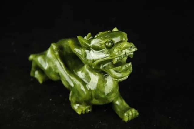 Jade chino tallado un kirin fu feng shui para proteger las estatuas de perros de mala suerte