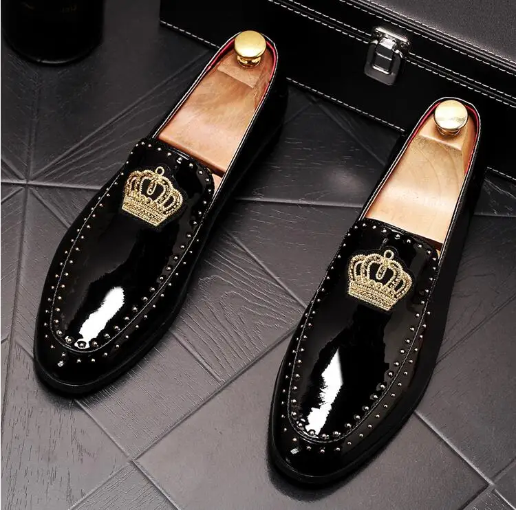 Мужские туфли-оксфорды с вышивкой в виде короны; мужская деловая кожаная обувь; модельные туфли с острым носком, визуально увеличивающие рост; вечерние туфли - Цвет: Черный
