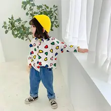 Детская рубашка в Корейском стиле для мальчиков и девочек на весну и осень с отложным воротником и цветным принтом в виде сердечек детская одежда