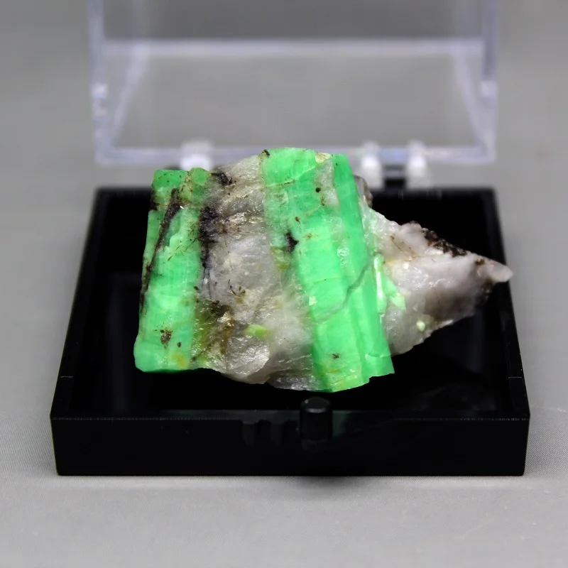 

100% Natural rare Emerald mineral specimen stones and crystals healing crystals quartz gemstones Free box