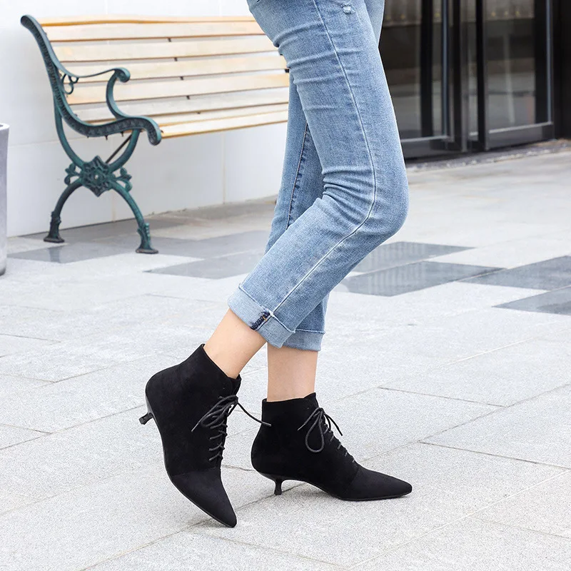 Женские ботинки г. Зимние теплые женские ботинки ботильоны из флока с острым носком на высоком каблуке на шнуровке однотонная черная обувь на резиновой подошве