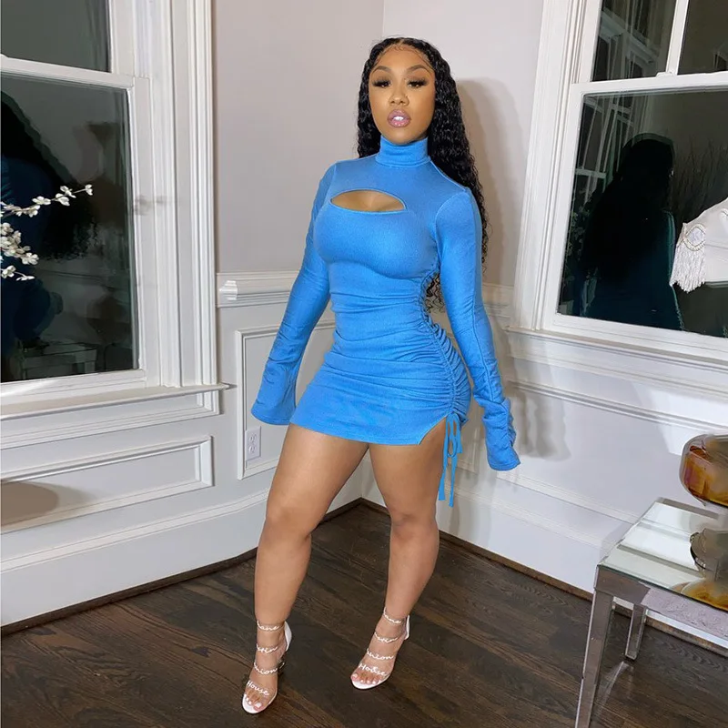 Элегантное трикотажное облегающее мини-платье с рюшами высоким воротником и