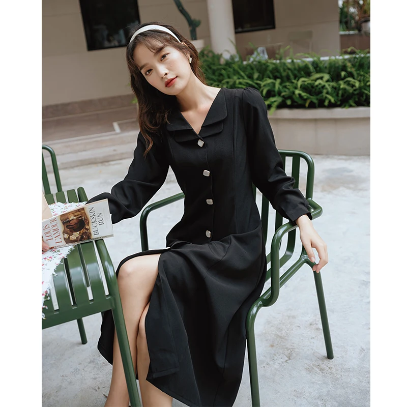 The new autumn and winter long-sleeved French retro elegant Hepburn style dress shows white lake blue
