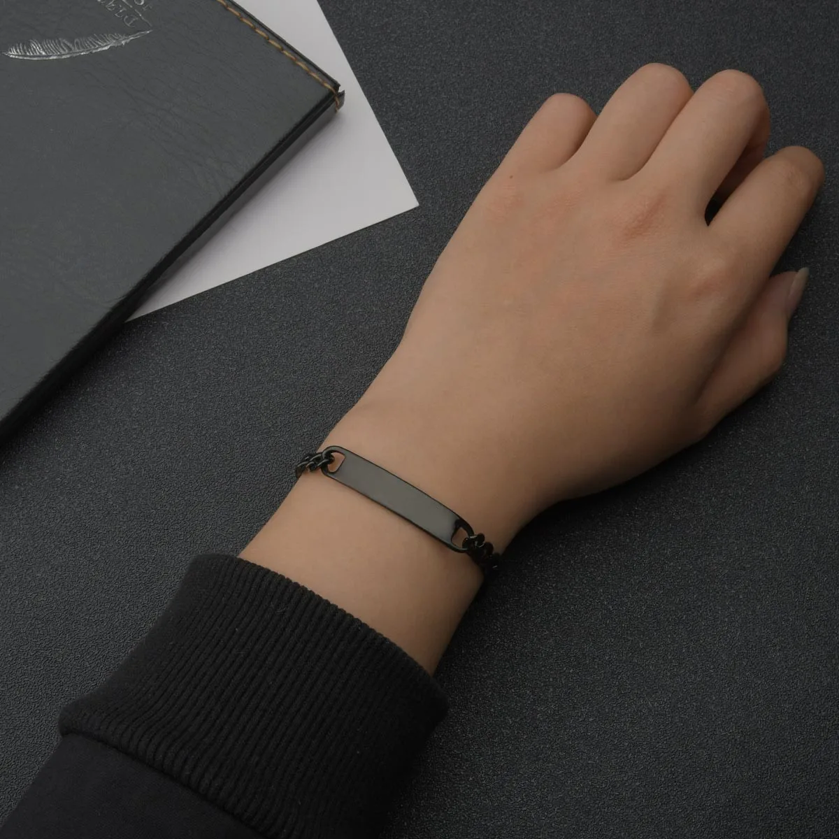 Рисунок 5 - Браслет Atoztide с именной табличкой