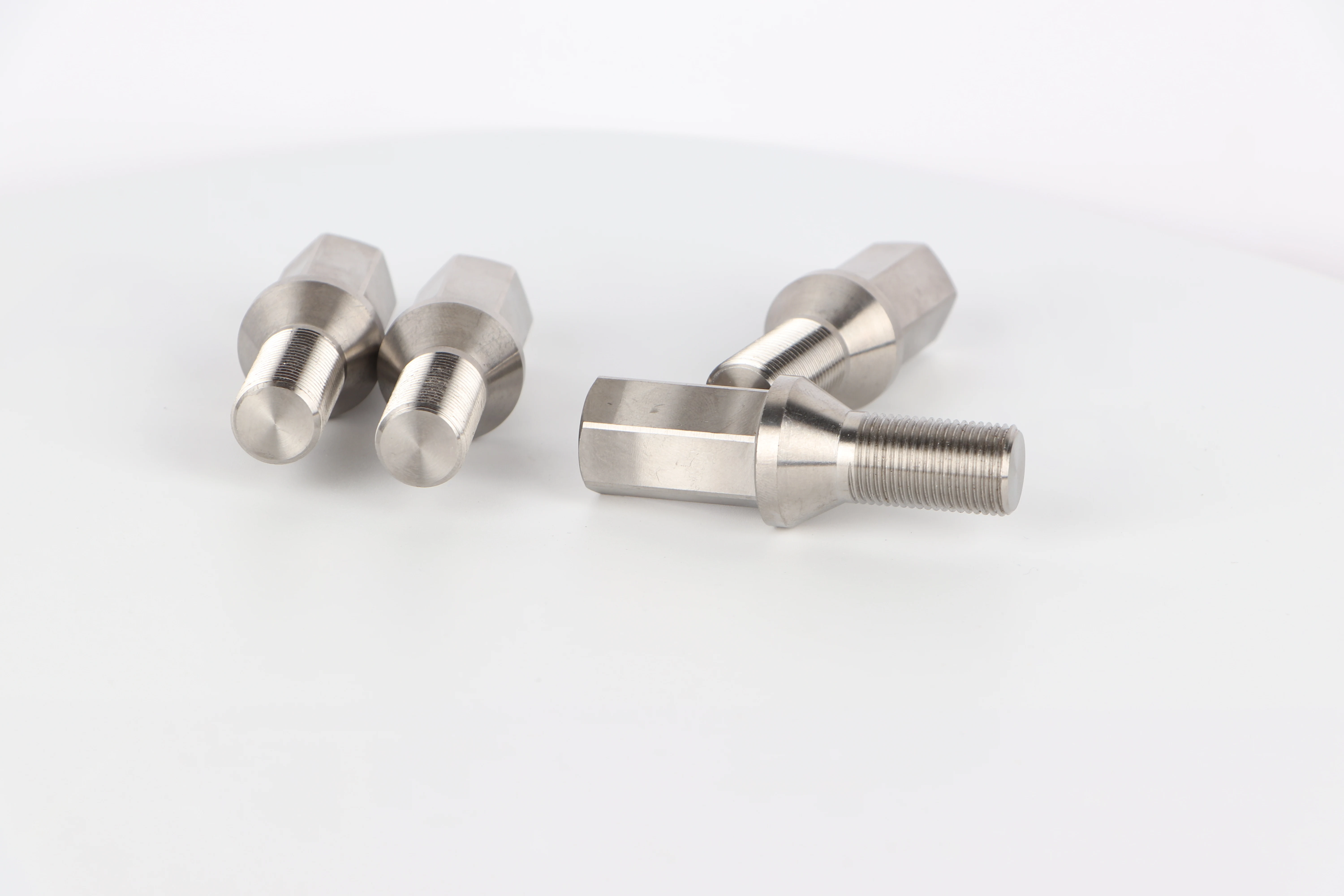 

GR5 titanium alloy forged lightweight hex wheel bolt 14*1.25 cone 26 tooth length suitable for BMW Ferrari