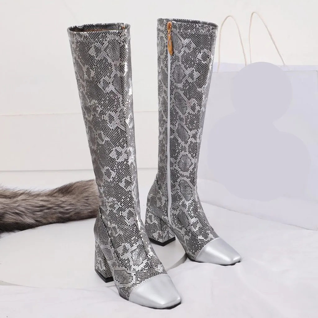 Обувь; модные женские ботинки; zapatos de mujer; женские Сапоги выше колена с боковой молнией; высокие сапоги-трубы на высоком квадратном каблуке со змеиным узором