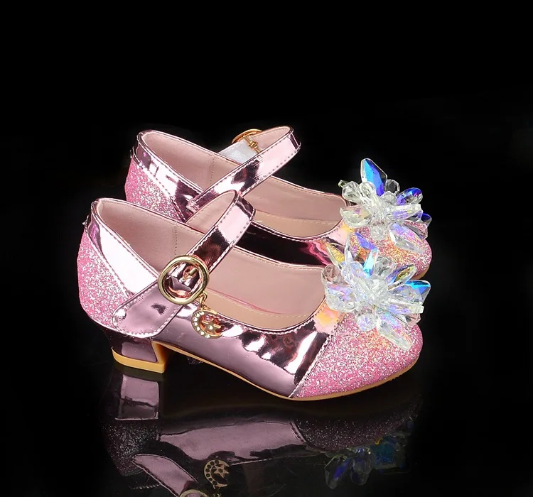 Детская кожаная обувь принцессы для девочек; Повседневная блестящая детская обувь на высоком каблуке с бантом-бабочкой; Цвет фиолетовый, розовый