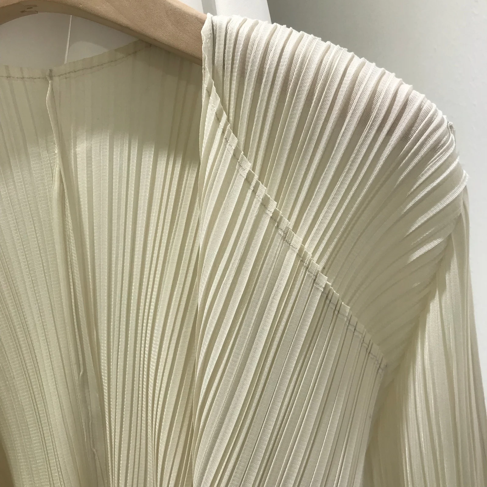 Плиссированный кардиган MIYAKE Длина 54 см длина рукава 56 см