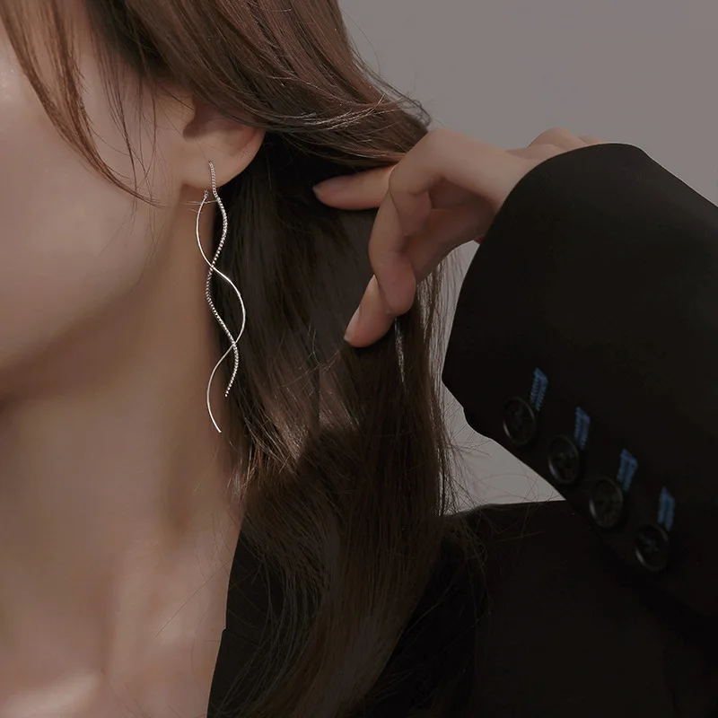 VOQ 실버 색상 새로운 절묘한 물결 모양의 간단한 귀걸이 패션 기질 술 긴 귀걸이 여성 쥬얼리
