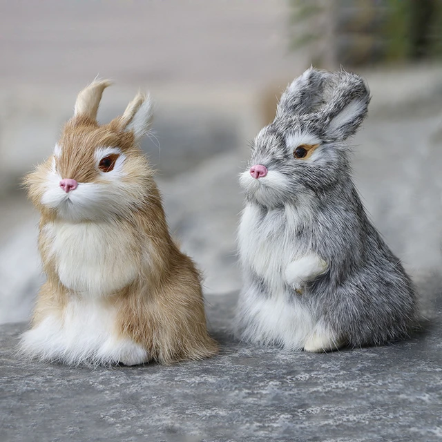 Lapin de Pâques en peluche réaliste pour la décoration de la