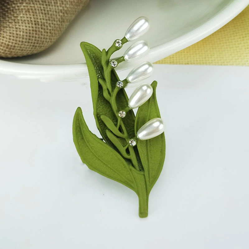 

Fashion Green Enamel Leaf Brooches For Women 2019 Spray Paint Metal Crystal Pearl Brooch Pins Plant Jewelry Wholesale