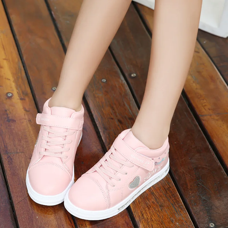 Cena KRIATIV 2019 jesień nowe dziecięce buty dla dziewczynki maluch kapcie Tenis niemowlę dziecięce trampki białe serce kształt miłość bucik dziecięcy