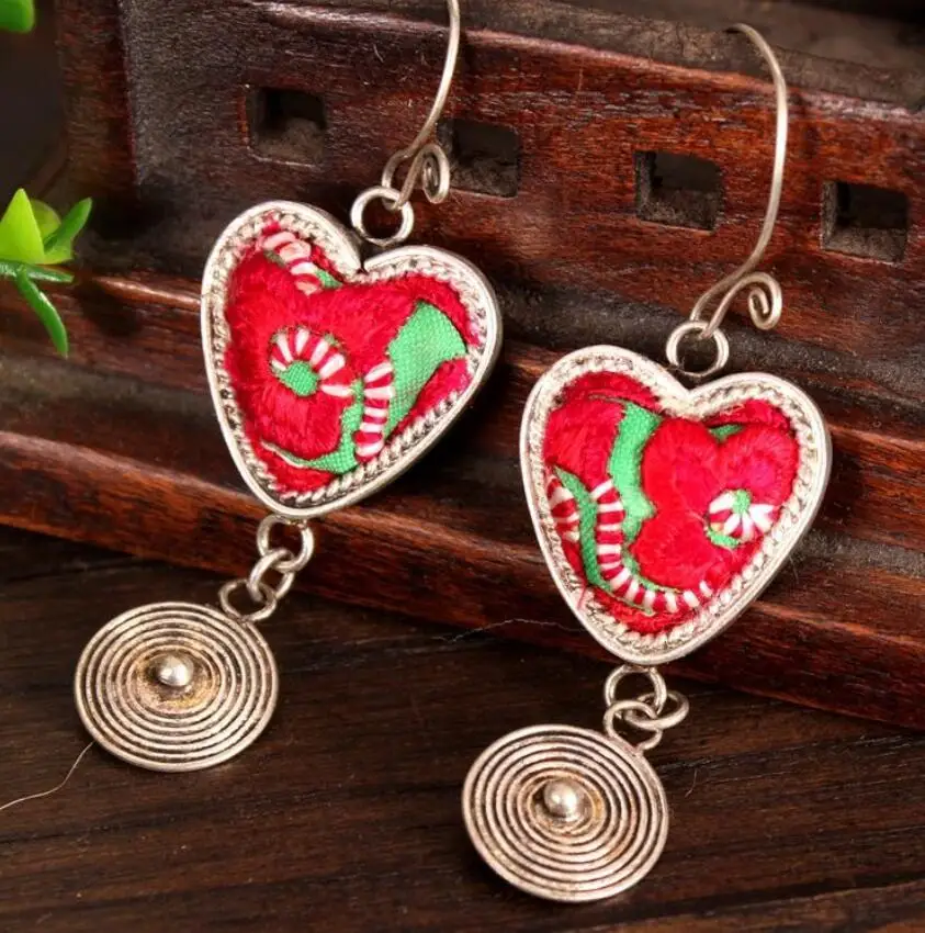 

Серебряные серьги с вышивкой в виде тыквы