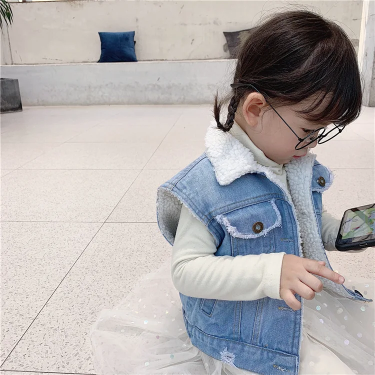 Жилеты для маленьких девочек 2, 3, 4, 5, 6 лет Новинка года, осенне-зимний Корейский детский свободный джинсовый жилет из овечьей кожи без рукавов теплый жилет для малышей