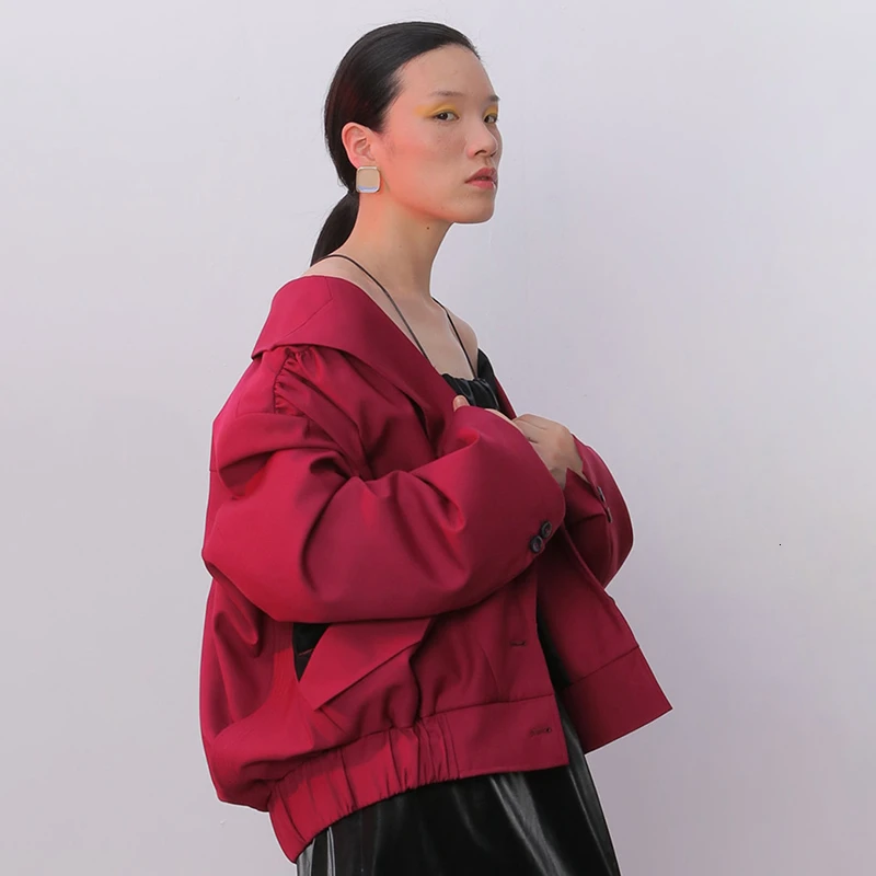 Женская свободная куртка TWOTWINSTYLE разноцветная плиссированная с отворотом и