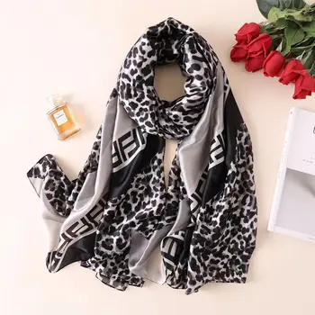

2020 Geometric Design Spring Autumn Leopard Print Diagonal Case Silk Scarf For Women's Shawl Dual-use Gauze Imitation Silk Scarf