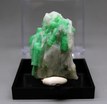 

100% Natural gem-grade green emerald mineral crystal specimens stones and crystals quartz crystals from china send box