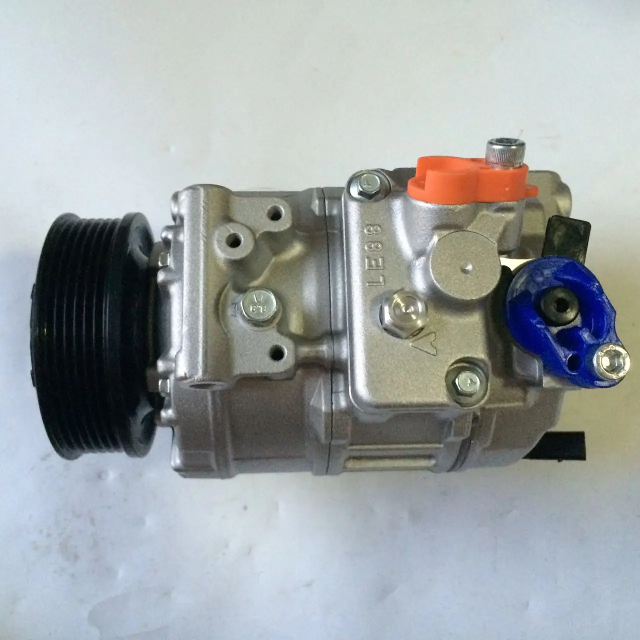 AUTO AC COMPRESSOR FOR VW Transporter Multivan Amarok 7E0820803