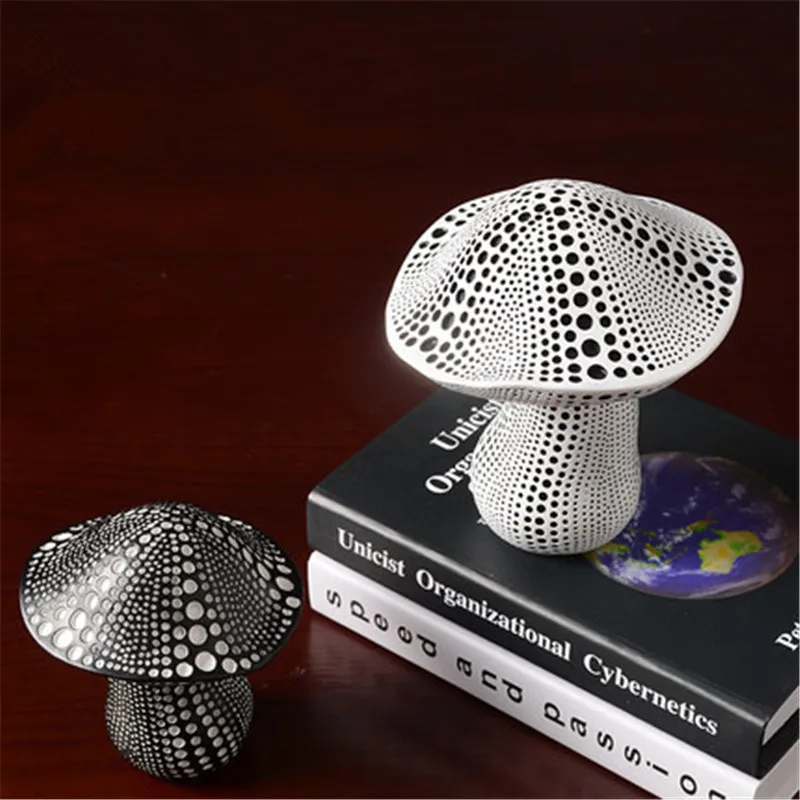 Koop Europese Stijl Simulatie Paddestoelen Yayoi Kusama Golf Punt Hars Ambachten Standbeeld Koffie Winkel Decoratie X2618
