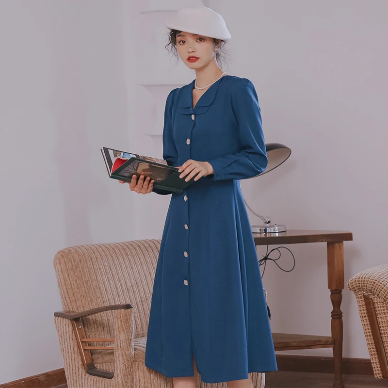 The new autumn and winter long-sleeved French retro elegant Hepburn style dress shows white lake blue