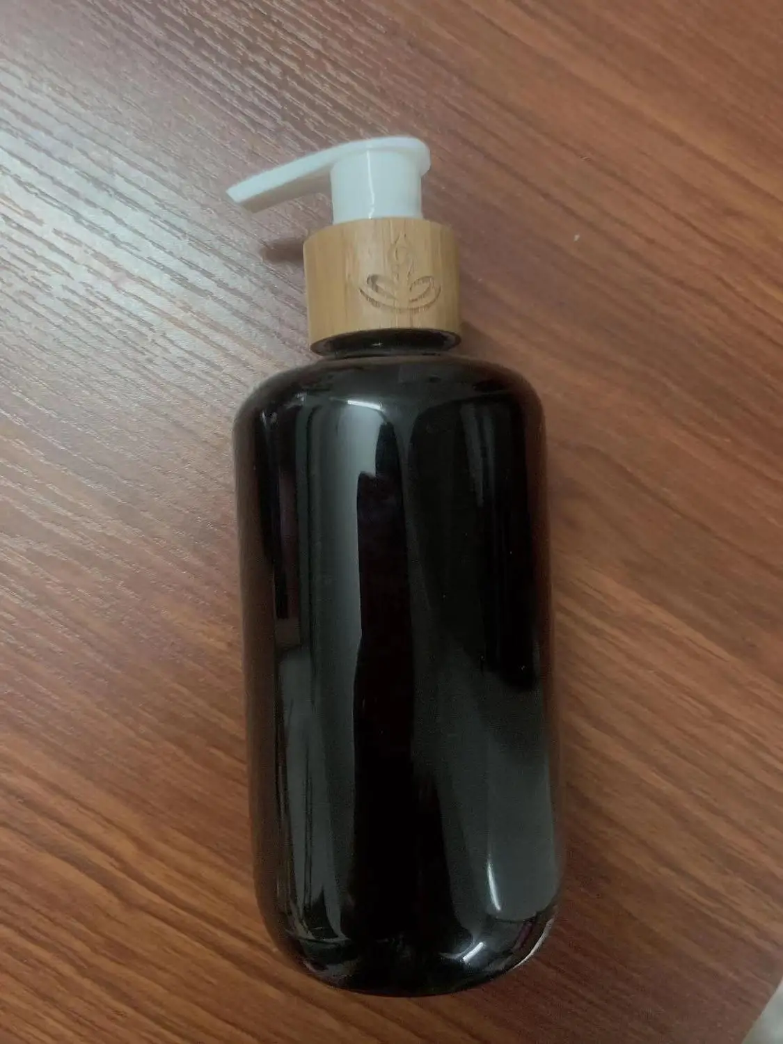 50pcs 250ml white PE press emulsion bottle lotion bottle with bamboo emulsion pump head shampoo/body wash,Sprayer bamboo bottles - Цвет: 300ml black