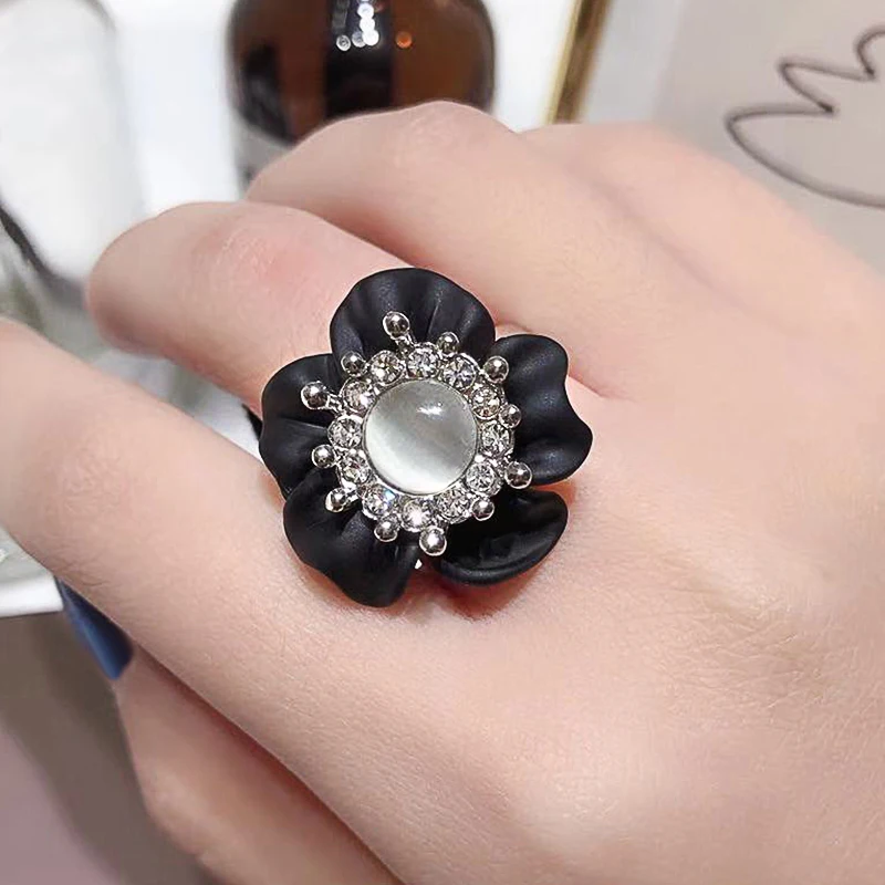 Большое женское кольцо с кристаллами и опалом серебряного цвета|Кольца| |