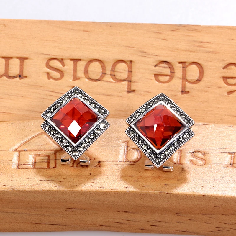 Серьги-гвоздики женские из серебра 100% пробы с натуральными красными камнями |