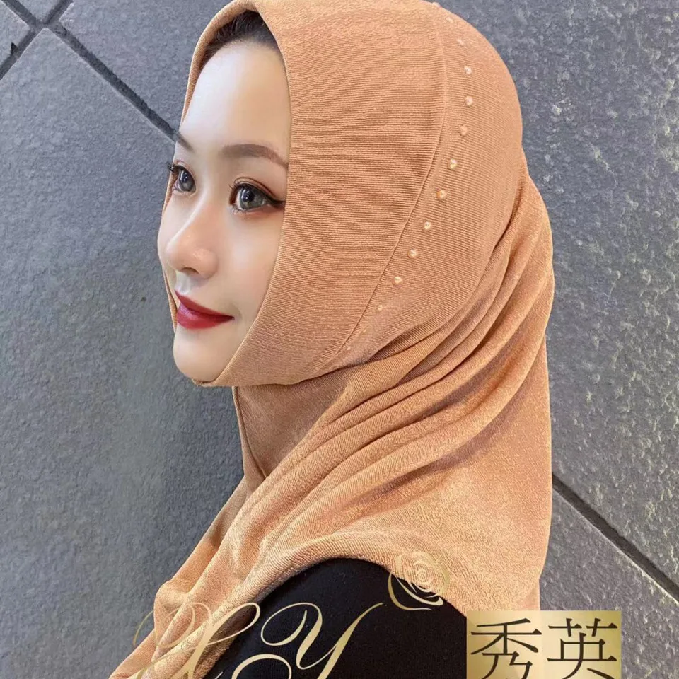 Мусульманские женщины готовы носить модные головные уборы хиджабы