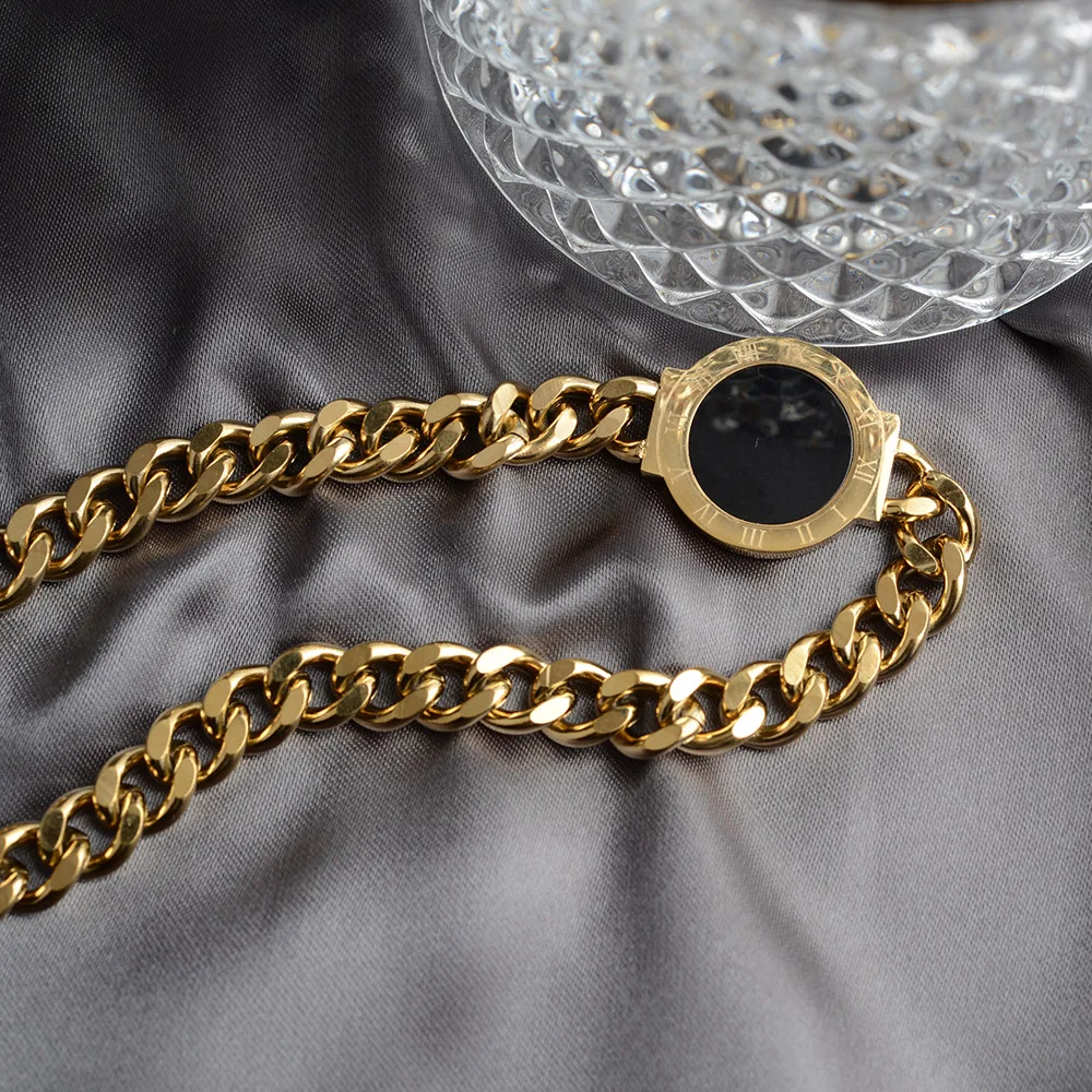 Medaillon VINTAGE CHANEL LARGE LOGO MEDALLION CHAIN BELT IN BLACK