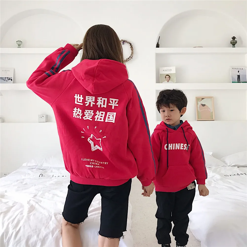 Tonytaobaby/осенне-зимнее платье новое платье для маленьких мальчиков и девочек красная одежда для малышей толстовки с капюшоном для родителей