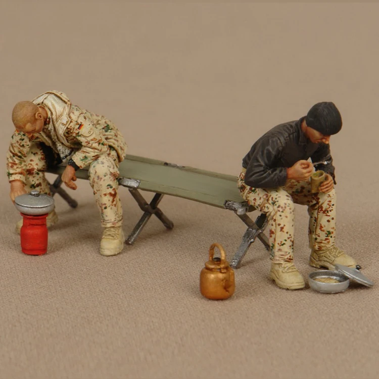 Масштаб 1/35 Неокрашенная фигурка из смолы солдаты едят в лагере 2 фигурки|Наборы