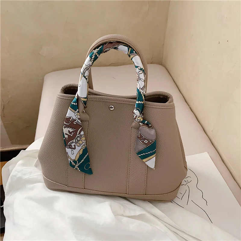 

Large capacity bag women 2020 new Korean version of the wild one-shoulder messenger bag fashion silk scarf portable tote bag