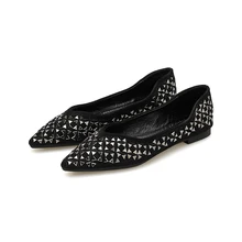 Модная женская обувь на плоской подошве с заклепками; обувь с острым носком; обувь без застежки; сезон осень