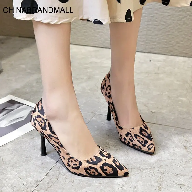 

2020 Spring Luxury Women 7cm Reflective Heels Pumps Designer Blue Gold Silver Low Heel Plus Size Wedding Party Holographic Shoes